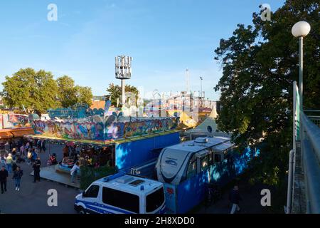 Stoccarda Bad Canstatt, Germania - 11 ottobre 2019: La polizia e la sicurezza monitorano l'ingresso settentrionale del festival del folklore canstattiere. Stoccarda, Ger Foto Stock