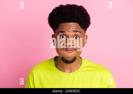 Foto di giovane africano ragazzo tenere respiro aria poued guance stoling gimace dumb isolato su sfondo rosa Foto Stock