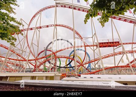 Montagne russe colorate con loop in un parco divertimenti Foto Stock