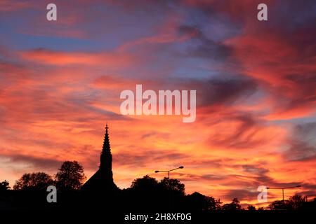 Stoccarda Bad Canstatt, Germania - 11 ottobre 2019: Silhouette della chiesa berger, bellissimo cielo serale arancione, Stoccarda, Germania Foto Stock