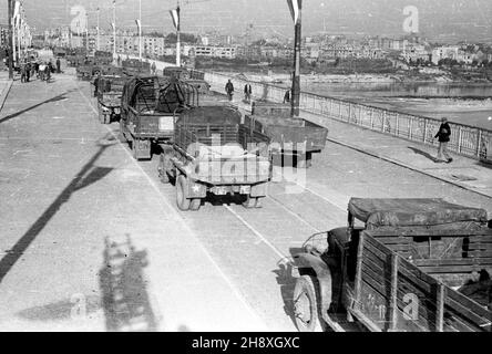 Warszawa, 1946. Obubowa Mostu Poniatowskiego po zniszczeniach podczs II wojny œwiatowej. NZ. ciê¿arówki przewo¿¹ce materia³y budowlane. Gr PAP/Stanis³aw D¹browiecki Dok³adny miesi¹c i dzieñ wydarzenia nieustalone. Varsavia, 1946. Ricostruzione del ponte Poniatowskiego dopo i danni della seconda guerra mondiale. Nella foto: Autocarri che trasportano materiali da costruzione gr PAP/Stanislaw Dabrowiecki Foto Stock