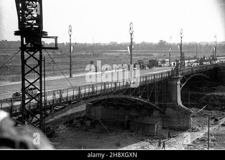 Warszawa, 1946. Obubowa Mostu Poniatowskiego po zniszczeniach podczs II wojny œwiatowej. Gr PAP/Stanis³aw D¹browiecki Dok³adny miesi¹c i dzieñ wydarzenia nieustalone. Varsavia, 1946. Ricostruzione del ponte Poniatowskiego dopo i danni della seconda guerra mondiale. Gr PAP/Stanislaw Dabrowiecki Foto Stock