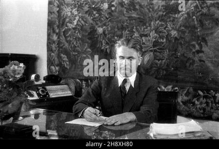 Polska, 1946. Premier Edward Osóbka-Morawski w swoim gabinecie. po/gr PAP/Jerzy Baranowski Polonia, 1946. Il primo Ministro Edward Osobka-Morawski nel suo ufficio. po/gr Foto Stock