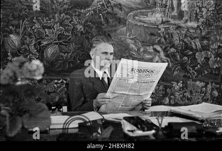 Polska, 1946. Premier Edward Osóbka-Morawski w swoim gabinecie. po/gr PAP/Jerzy Baranowski Polonia, 1946. Il primo Ministro Edward Osobka-Morawski nel suo ufficio. po/gr PAP/Jerzy Baranowski Foto Stock