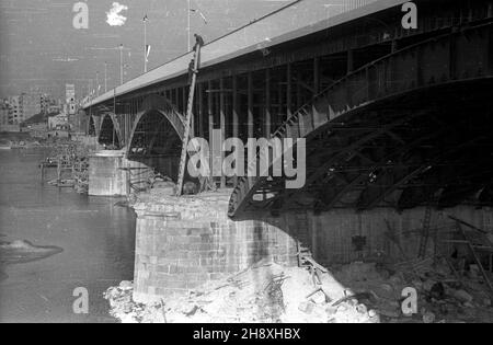 Warszawa, 1946. Obubowa Mostu Poniatowskiego po zniszczeniach podczs II wojny œwiatowej. Gr PAP/Stanis³aw D¹browiecki Dok³adny miesi¹c i dzieñ wydarzenia nieustalone. Varsavia, 1946. Ricostruzione del ponte Poniatowskiego dopo i danni della seconda guerra mondiale. Gr PAP/Stanislaw Dabrowiecki Foto Stock