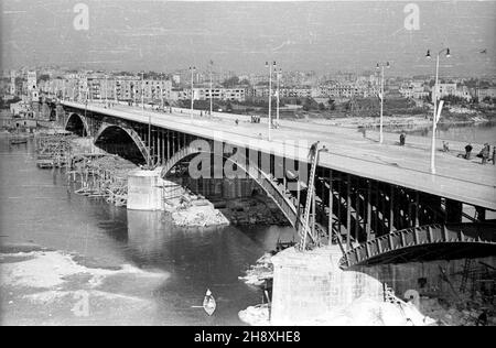 Warszawa, 1946. Obubowa Mostu Poniatowskiego po zniszczeniach podczs II wojny œwiatowej. Gr PAP/Stanis³aw D¹browiecki Dok³adny miesi¹c i dzieñ wydarzenia nieustalone. Varsavia, 1946. Ricostruzione del ponte di Poniatowski dopo le devastazioni della guerra. Gr PAP/Stanislaw Dabrowiecki Foto Stock