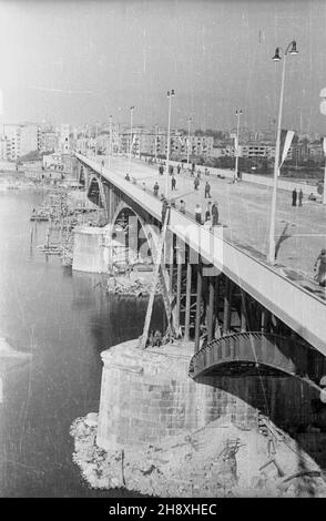 Warszawa, 1946. Obubowa Mostu Poniatowskiego po zniszczeniach podczs II wojny œwiatowej. Gr PAP/Stanis³aw D¹browiecki Dok³adny miesi¹c i dzieñ wydarzenia nieustalone. Varsavia, 1946. Ricostruzione del ponte di Poniatowski dopo le devastazioni della guerra. Gr PAP/Stanislaw Dabrowiecki Foto Stock