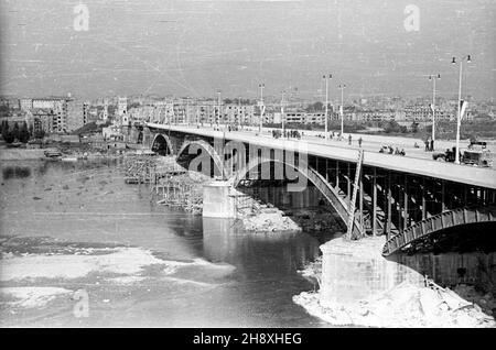 Warszawa, 1946. Obubowa Mostu Poniatowskiego po zniszczeniach podczs II wojny œwiatowej. Gr PAP/Stanis³aw D¹browiecki Dok³adny miesi¹c i dzieñ wydarzenia nieustalone. Varsavia, 1946. Ricostruzione del ponte di Poniatowski dopo le devastazioni della guerra. Gr PAP/Stanislaw Dabrowiecki Foto Stock