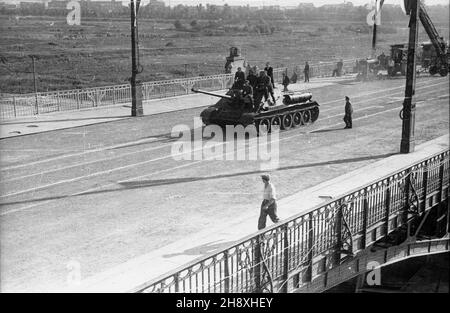 Warszawa, 1946. Obubowa Mostu Poniatowskiego po zniszczeniach podczs II wojny œwiatowej. Gr PAP/Stanis³aw D¹browiecki Dok³adny miesi¹c i dzieñ wydarzenia nieustalone. Varsavia, 1946. Ricostruzione del ponte Poniatowskiego dopo i danni della seconda guerra mondiale. Gr PAP/Stanislaw Dabrowiecki Foto Stock