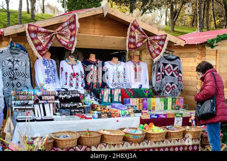 Bucarest, Romania - 28 Novembre 2021: Decorazioni tradizionali e regali in vendita al mercatino di Natale nel Parco Drumul Taberei (Parcul Drumul Foto Stock