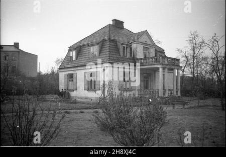 Polska, 1946. Szpital Polskiego Czerwonego Krzy¿a. NZ. Jeden z budynków szpitala. ps/ms PAP/Stanis³aw D¹browiecki Polonia, 1946. Ospedale Polacco della Croce Rossa. Nella foto: Auto della Croce Rossa Polacca di fronte all'edificio dell'ospedale. ps/pp PAP/Stanislaw Dabrowiecki Foto Stock