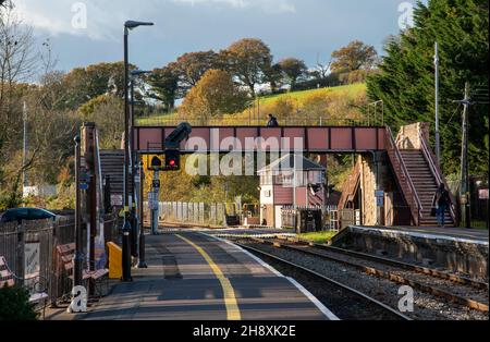 Crediton, Devon, Inghilterra, Regno Unito. 2021. Stazione Crediton sulla linea della regione Great Western guardando verso la scatola di segnalazione dipinta di rosa e aperta. Foto Stock