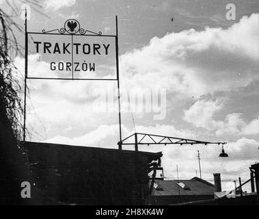 Gorzów Wielkopolski, 1946-04. Poniemieckie zak³ady mechaniczne przy ul. Fabrycznej, w czerwcu 1945 r. przejête przez Pañstwo Polskie. Pocz¹tkowo funkcjonowa³y pod nazw¹ Pañstwowe Przedsiêbiorstwo Traktorów i Maszyn Rolniczych. po/gr PAP/Stanis³aw Urbanowicz Gorzow Wielkopolski, aprile 1946. Ex stabilimento meccanico tedesco di Fabryczna Street, assunto dallo Stato polacco nel giugno 1945. Inizialmente nominato lo stabilimento statale per la produzione di trattori e macchine agricole. po/gr PAP/Stanislaw Urbanowicz Foto Stock