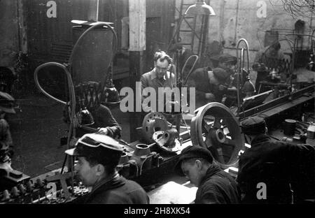 Gorzów Wielkopolski, 1946-04. Poniemieckie zak³ady mechaniczne przy ul. Fabrycznej, w czerwcu 1945 r. przejête przez Pañstwo Polskie. Pocz¹tkowo funkcjonowa³y pod nazw¹ Pañstwowe Przedsiêbiorstwo Traktorów i Maszyn Rolniczych. po/gr PAP/Stanis³aw Urbanowicz Gorzow Wielkopolski, aprile 1946. Ex stabilimento meccanico tedesco di Fabryczna Street, assunto dallo Stato polacco nel giugno 1945. Inizialmente nominato lo stabilimento statale per la produzione di trattori e macchine agricole. po/gr PAP/Stanislaw Urbanowicz Foto Stock