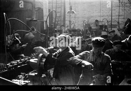 Gorzów Wielkopolski, 1946-04. Poniemieckie zak³ady mechaniczne przy ul. Fabrycznej, w czerwcu 1945 r. przejête przez Pañstwo Polskie. Pocz¹tkowo funkcjonowa³y pod nazw¹ Pañstwowe Przedsiêbiorstwo Traktorów i Maszyn Rolniczych. po/gr PAP/Stanis³aw Urbanowicz Gorzow Wielkopolski, aprile 1946. Ex stabilimento meccanico tedesco di Fabryczna Street, assunto dallo Stato polacco nel giugno 1945. Inizialmente nominato lo stabilimento statale per la produzione di trattori e macchine agricole. po/gr PAP/Stanislaw Urbanowicz Foto Stock