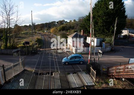 Crediton, Devon, Inghilterra. 2021. Panoramica della barriera di attraversamento a livello aperta al traffico a Crediton lungo la linea ferroviaria per Okehampton e Barnstable Foto Stock