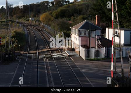 Crediton, Devon, Inghilterra. 2021. Panoramica della barriera di attraversamento a livello aperta al traffico a Crediton lungo la linea ferroviaria per Okehampton e Barnstable Foto Stock