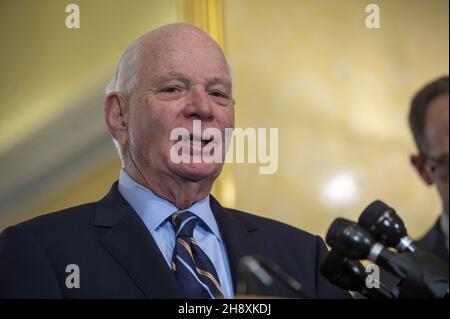 Washington, Stati Uniti. 2 dicembre 2021. Ben Cardin, D-MD, Sen. Pat Toomey, R-PA, E il giornalista iraniano-americano Masih Alejad tiene una conferenza stampa per discutere il Masih Alejad molestie e targeting illegale (HUNT) che mira a tenere l'Iran responsabile per l'imposizione di sanzioni per far tacere i dissidenti al Campidoglio degli Stati Uniti a Washington, DC giovedì 2 dicembre 2021. Alejad è coinvolto in un caso federale che addebita agli agenti iraniani cospirazione di rapirla dalla sua casa a Brooklyn, New York. Foto di Bonnie Cash/UPI Credit: UPI/Alamy Live News Foto Stock