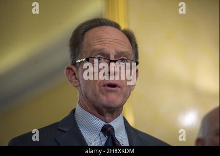 Washington, Stati Uniti. 2 dicembre 2021. Il sen. Pat Toomey, R-PA, il sen. ben Cardin, D-MD, il giornalista iraniano-americano Masih Alijad tengono una conferenza stampa per discutere il Masih Alinijad molestie e targeting illegale (HUNT) che mira a far sì che l'Iran imponga sanzioni per far tacere i dissidenti al Campidoglio degli Stati Uniti a Washington, DC giovedì 2 dicembre, 2021. Alejad è coinvolto in un caso federale che addebita agli agenti iraniani cospirazione di rapirla dalla sua casa a Brooklyn, New York. Foto di Bonnie Cash/UPI Credit: UPI/Alamy Live News Foto Stock