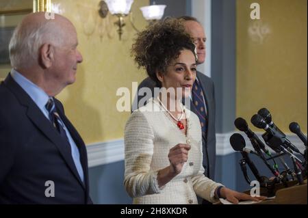 Washington, Stati Uniti. 2 dicembre 2021. Il giornalista americano Masih Alinijad si unisce al Sen. Pat Toomey, R-PA e al Sen. Ben Cardin, D-MD, durante una conferenza stampa che discute del Masih Alinijad molestie e targeting illegale (HUNT) che mira a far sì che l'Iran imponga sanzioni per far tacere i dissidenti al Campidoglio degli Stati Uniti a Washington, DC giovedì, 2 dicembre 2021. Alejad è coinvolto in un caso federale che addebita agli agenti iraniani cospirazione di rapirla dalla sua casa a Brooklyn, New York. Foto di Bonnie Cash/UPI Credit: UPI/Alamy Live News Foto Stock