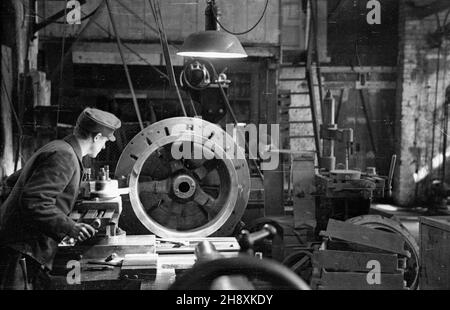 Gorzów Wielkopolski, 1946-04. Poniemieckie zak³ady mechaniczne przy ul. Fabrycznej, w czerwcu 1945 r. przejête przez Pañstwo Polskie. Pocz¹tkowo funkcjonowa³y pod nazw¹ Pañstwowe Przedsiêbiorstwo Traktorów i Maszyn Rolniczych. po/gr PAP/Stanis³aw Urbanowicz Gorzow Wielkopolski, aprile 1946. Ex stabilimento meccanico tedesco di Fabryczna Street, assunto dallo Stato polacco nel giugno 1945. Inizialmente nominato lo stabilimento statale per la produzione di trattori e macchine agricole. po/gr PAP/Stanislaw Urbanowicz Foto Stock