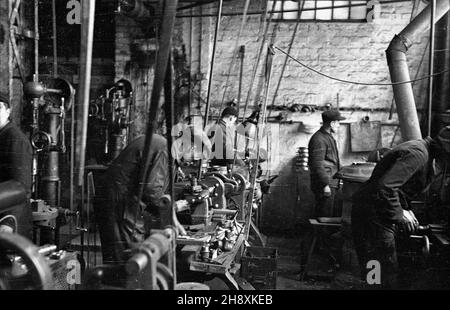 Gorzów Wielkopolski, 1946-04. Poniemieckie zak³ady mechaniczne przy ul. Fabrycznej, w czerwcu 1945 r. przejête przez Pañstwo Polskie. Pocz¹tkowo funkcjonowa³y pod nazw¹ Pañstwowe Przedsiêbiorstwo Traktorów i Maszyn Rolniczych. po/gr PAP/Stanis³aw Urbanowicz Gorzow Wielkopolski, aprile 1946. Ex stabilimento meccanico tedesco di Fabryczna Street, assunto dallo Stato polacco nel giugno 1945. Inizialmente nominato lo stabilimento statale per la produzione di trattori e macchine agricole. po/gr PAP/Stanislaw Urbanowicz Foto Stock