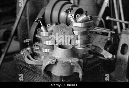 Gorzów Wielkopolski, 1946-04. Poniemieckie zak³ady mechaniczne przy ul. Fabrycznej, w czerwcu 1945 r. przejête przez Pañstwo Polskie. Pocz¹tkowo funkcjonowa³y pod nazw¹ Pañstwowe Przedsiêbiorstwo Traktorów i Maszyn Rolniczych. NZ. WYROBY Metalowe. po/gr PAP/Stanis³aw Urbanowicz Gorzow Wielkopolski, aprile 1946. Ex stabilimento meccanico tedesco di Fabryczna Street, assunto dallo Stato polacco nel giugno 1945. Inizialmente è stato nominato lo stabilimento per la produzione di trattori e macchine agricole. Nella foto: Prodotti metallici. po/gr PAP/Stanislaw Urbanowicz Foto Stock