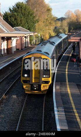 Crediton, Devon, Inghilterra, Regno Unito. 2021. Treno passeggeri da Exeter St Davids che arriva alla stazione di Crediton sulla linea Great Western region. Foto Stock