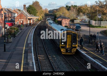 Crediton, Devon, Inghilterra, Regno Unito. 2021. Treno passeggeri da Exeter St Davids che arriva alla stazione di Crediton sulla linea Great Western region. Foto Stock