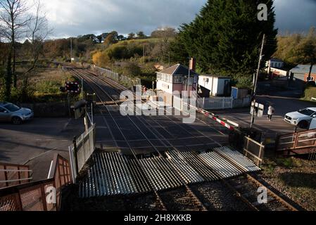 Crediton, Devon, Inghilterra. 2021. Panoramica della barriera di attraversamento a livello chiusa al traffico a Crediton lungo la linea ferroviaria per Okehampton e Barnstab Foto Stock