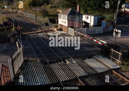 Crediton, Devon, Inghilterra. 2021. Panoramica della barriera di attraversamento a livello chiusa al traffico a Crediton lungo la linea ferroviaria per Okehampton e Barnstab Foto Stock