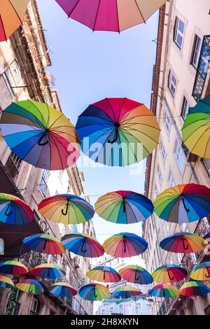 Ombrelloni arcobaleno decorare una strada a lisbona, portogallo Foto Stock