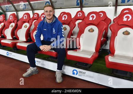 SUNDERLAND, GBR. 1 DICEMBRE Oldham Athletic's Davis Keillor-Dunn durante la partita del Trofeo EFL tra Sunderland e Oldham Athletic allo Stadio della luce, Sunderland, mercoledì 1 dicembre 2021. (Credit: Eddie Garvey | MI News) Foto Stock