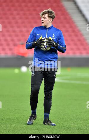 SUNDERLAND, GBR. 1 DICEMBRE Oldham Athletic's Luke Southerington (portiere) durante la partita del Trofeo EFL tra Sunderland e Oldham Athletic allo Stadio della luce, Sunderland mercoledì 1 dicembre 2021. (Credit: Eddie Garvey | MI News) Foto Stock