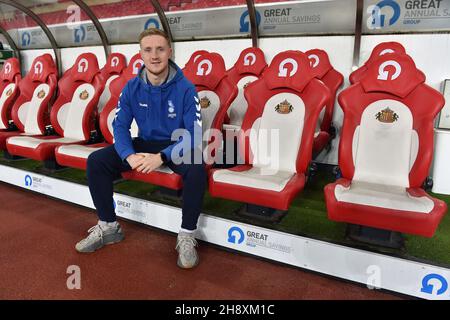 SUNDERLAND, GBR. 1 DICEMBRE Oldham Athletic's Davis Keillor-Dunn durante la partita del Trofeo EFL tra Sunderland e Oldham Athletic allo Stadio della luce, Sunderland, mercoledì 1 dicembre 2021. (Credit: Eddie Garvey | MI News) Foto Stock