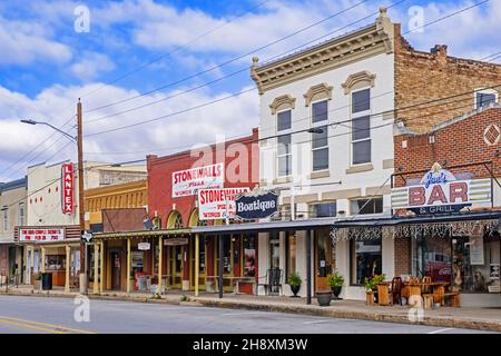 Negozi, bar e ristoranti nella strada principale della città di Llano, contea di Llano, Texas, Stati Uniti / USA Foto Stock