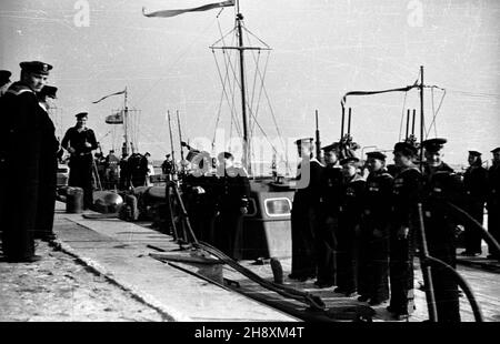 Gdynia, 1946-04-05. Port Marynarki Wojennej na Oksywiu. Uroczystoœæ przekazania Polsce 23 radzieckich okrêtów wojennych. ps/gr PAP/Miko³aj Sprudin Gdynia, 5 aprile 1946. Il porto della Marina nel distretto di Oksywie. La cerimonia di consegna in Polonia di 23 navi da guerra sovietiche. ps/gr PAP/Mikolaj Sprudin Foto Stock