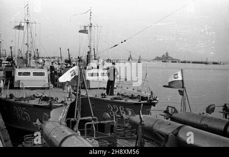 Gdynia, 1946-04-05. Port Marynarki Wojennej na Oksywiu. Uroczystoœæ przekazania Polsce 23 radzieckich okrêtów wojennych. ps/gr PAP/Miko³aj Sprudin Gdynia, 5 aprile 1946. Il porto della Marina nel distretto di Oksywie. La cerimonia di consegna in Polonia di 23 navi da guerra sovietiche. ps/gr PAP/Mikolaj Sprudin Foto Stock