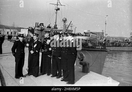 Gdynia, 1946-04-05. Port Marynarki Wojennej na Oksywiu. Uroczystoœæ przekazania Polsce 23 radzieckich okrêtów wojennych. ps/gr PAP/Miko³aj Sprudin Gdynia, 5 aprile 1946. Il porto della Marina nel distretto di Oksywie. La cerimonia di consegna in Polonia di 23 navi da guerra sovietiche. ps/gr PAP/Mikolaj Sprudin Foto Stock