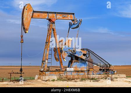 Pumpjack / Pump jack che opera in un pozzo petrolifero onshore in Texas, Stati Uniti / Stati Uniti d'America Foto Stock