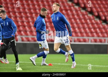 SUNDERLAND, GBR. 1 DICEMBRE Oldham Athletic's Davis Keillor-Dunn durante la partita del Trofeo EFL tra Sunderland e Oldham Athletic allo Stadio della luce, Sunderland, mercoledì 1 dicembre 2021. (Credit: Eddie Garvey | MI News) Foto Stock