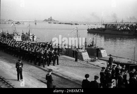 Gdynia, 1946-04-05. Port Marynarki Wojennej na Oksywiu. Uroczystoœæ przekazania Polsce 23 radzieckich okrêtów wojennych. ps/gr PAP/Miko³aj Sprudin Gdynia, 5 aprile 1946. Il porto della Marina nel distretto di Oksywie. La cerimonia di consegna in Polonia di 23 navi da guerra sovietiche. ps/gr PAP/Mikolaj Sprudin Foto Stock