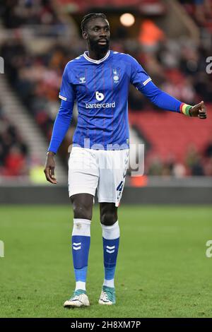 SUNDERLAND, GBR. 1° DIC immagine d'azione di Oldham Athletic's Ouss Cisse durante la partita del Trofeo EFL tra Sunderland e Oldham Athletic allo Stadio della luce, Sunderland mercoledì 1 dicembre 2021. (Credit: Eddie Garvey | MI News) Credit: MI News & Sport /Alamy Live News Foto Stock