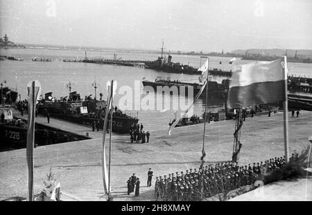 Gdynia, 1946-04-05. Port Marynarki Wojennej na Oksywiu. Uroczystoœæ przekazania Polsce 23 radzieckich okrêtów wojennych. ps/gr PAP/Miko³aj Sprudin Gdynia, 5 aprile 1946. Il porto della Marina nel distretto di Oksywie. La cerimonia di consegna in Polonia di 23 navi da guerra sovietiche. ps/gr PAP/Mikolaj Sprudin Foto Stock