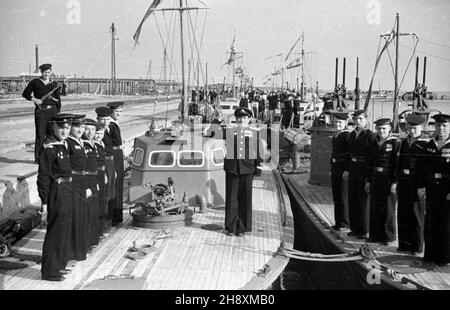 Gdynia, 1946-04-05. Port Marynarki Wojennej na Oksywiu. Uroczystoœæ przekazania Polsce 23 radzieckich okrêtów wojennych. ps/gr PAP/Miko³aj Sprudin Gdynia, 5 aprile 1946. Il porto della Marina nel distretto di Oksywie. La cerimonia di consegna in Polonia di 23 navi da guerra sovietiche. ps/gr PAP/Mikolaj Sprudin Foto Stock