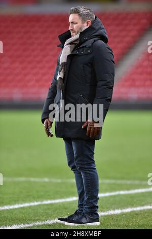 SUNDERLAND, GBR. DIC 1 immagine di azione di stock di Lee Johnson (Manager) di Sunderland durante la partita del Trofeo EFL tra Sunderland e Oldham Athletic allo Stadio della luce, Sunderland mercoledì 1 dicembre 2021. (Credit: Eddie Garvey | MI News) Credit: MI News & Sport /Alamy Live News Foto Stock