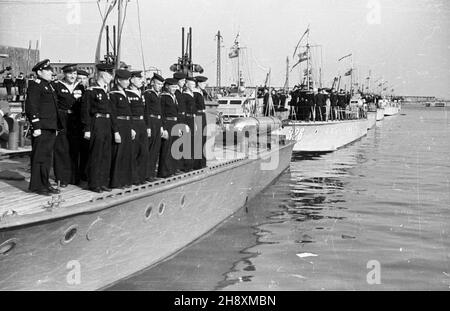 Gdynia, 1946-04-05. Port Marynarki Wojennej na Oksywiu. Uroczystoœæ przekazania Polsce 23 radzieckich okrêtów wojennych. ps/gr PAP/Miko³aj Sprudin Gdynia, 5 aprile 1946. Il porto della Marina nel distretto di Oksywie. La cerimonia di consegna in Polonia di 23 navi da guerra sovietiche. ps/gr PAP/Mikolaj Sprudin Foto Stock