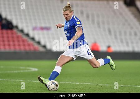 SUNDERLAND, GBR. 1° DICEMBRE immagine d'azione di Oldham Athletic's Carl Piergianni durante la partita del Trofeo EFL tra Sunderland e Oldham Athletic allo Stadio della luce, Sunderland, mercoledì 1 dicembre 2021. (Credit: Eddie Garvey | MI News) Credit: MI News & Sport /Alamy Live News Foto Stock