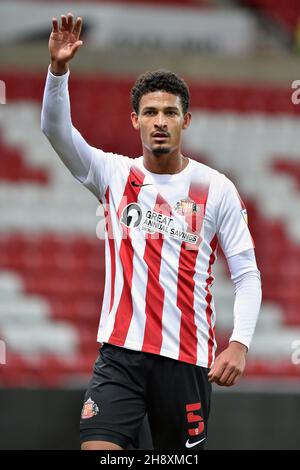 SUNDERLAND, GBR. DIC 1 immagine d'azione di Frederik Alves di Sunderland durante la partita del Trofeo EFL tra Sunderland e Oldham Athletic allo Stadio della luce, Sunderland mercoledì 1 dicembre 2021. (Credit: Eddie Garvey | MI News) Credit: MI News & Sport /Alamy Live News Foto Stock