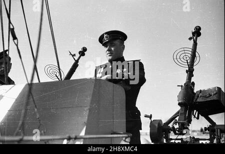 Gdynia, 1946-04-05. Port Marynarki Wojennej na Oksywiu. Uroczystoœæ przekazania Polsce 23 radzieckich okrêtów wojennych. ps/gr PAP/Miko³aj Sprudin Gdynia, 5 aprile 1946. Il porto della Marina nel distretto di Oksywie. La cerimonia di consegna in Polonia di 23 navi da guerra sovietiche. ps/gr PAP/Mikolaj Sprudin Foto Stock